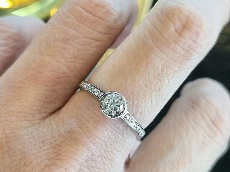 심플하고 매력적인 다이아몬드 0.52CT 리셋팅 반지 완성 후 · 1